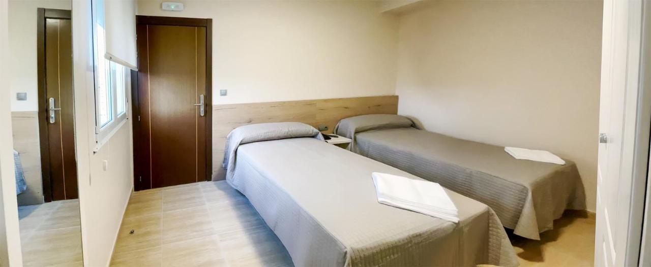 Hostal Restaurante Cuatro Caminos Cubillos del Sil Dış mekan fotoğraf