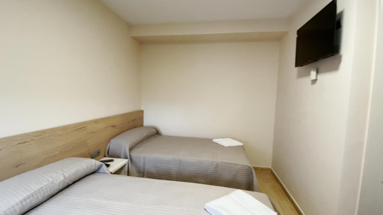 Hostal Restaurante Cuatro Caminos Cubillos del Sil Dış mekan fotoğraf