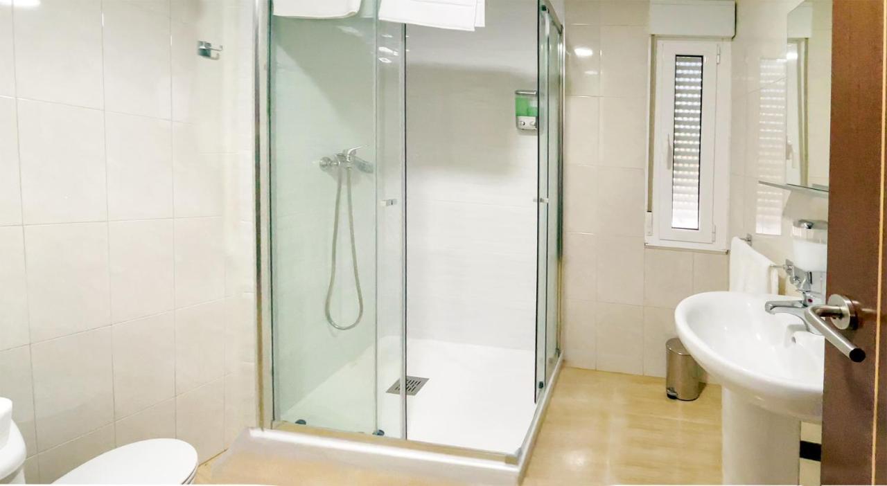Hostal Restaurante Cuatro Caminos Cubillos del Sil Dış mekan fotoğraf