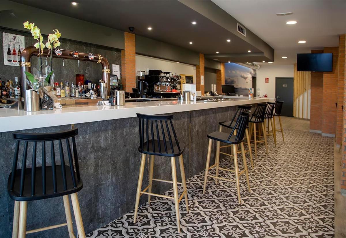 Hostal Restaurante Cuatro Caminos Cubillos del Sil Dış mekan fotoğraf